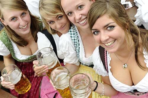 Auch diese Damen zeigen bereitwillig, was sie zu bieten haben.