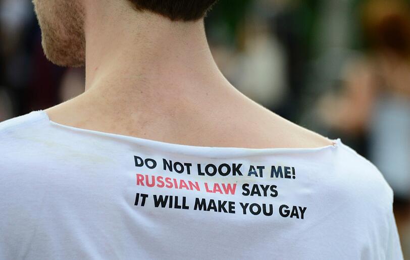 Vor allem in Russland können viele Schwule und Lesben ihre Sexualität nicht frei ausleben. "Schau mich nicht an, das russische Gesetz sagt, dass Du sonst schwul wirst" - ist auf diesem T-Shirt eines CSD-Besuchers zu lesen.