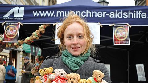 Die Schauspielerin Brigitte Hobmeier unterstützt die Münchner Aids-Hilfe an einem Stand in der Sendlinger Strasse.