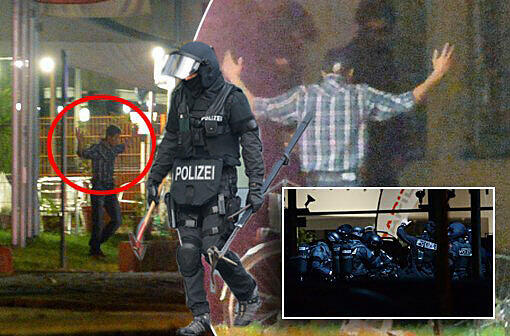 Mit erhobenen Händen kommt ein Mann auf die SEK-Beamten zu, im Hintergrund lauern Heckenschützen der Polizei. Die Beamten nehmen den Mann fest, es ist aber nicht der Täter, der sich in einem Imbiss in Freiburg veschanzt hat, berichten die Beamten.
