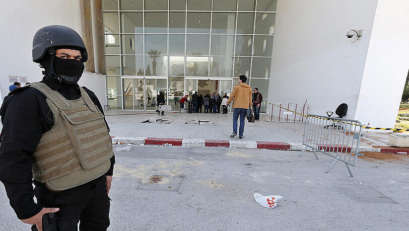 Die Zahl der Toten beim blutigen Anschlag in Tunis ist auf 25 gestiegen. Die Zahl der Toten beim blutigen Anschlag in Tunis ist auf 25 gestiegen.