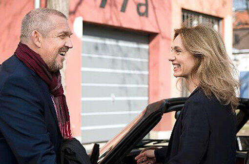 Die alleinerziehende Kunstprofessorin Claudia Denk (Ursina Lardi) und Freddy Schenk (Dietmar Bär) - eine Szene aus «Freddy tanzt».