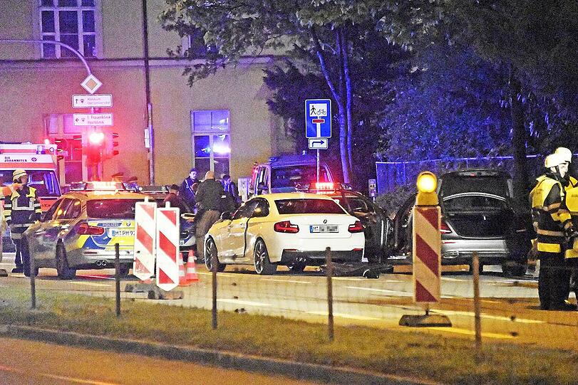 Wegen Übermüdung krachte der Fahrer eines BMW M2 in einen von der Polizei angehaltenen Mercedes und verletzte dabei zwei Beamte schwer.