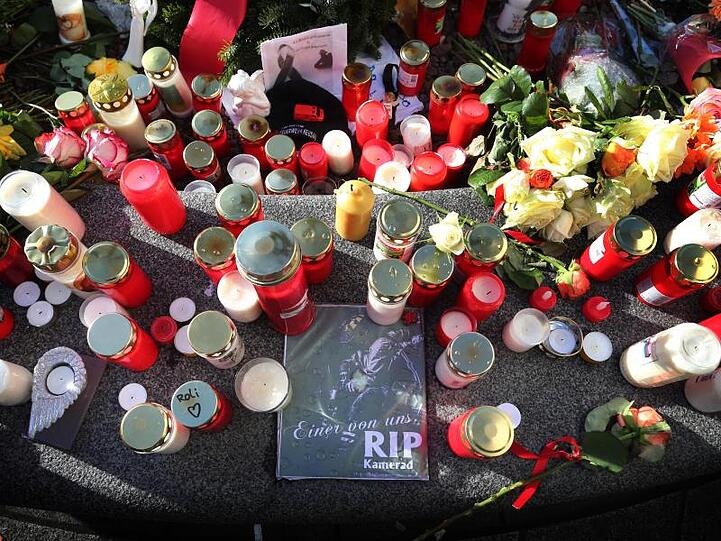 Trauerbekundungen und Grablichter am Königsplatz. Foto: Karl-Josef Hildenbrand/dpa/Archivbild