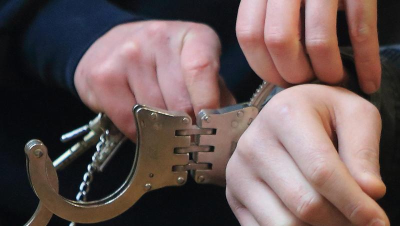 Handschellen werden einem Mann angelegt. Foto: Jens Wolf/dpa-Zentralbild/dpa/Archivbild Handschellen werden einem Mann angelegt. Foto: Jens Wolf/dpa-Zentralbild/dpa/Archivbild
