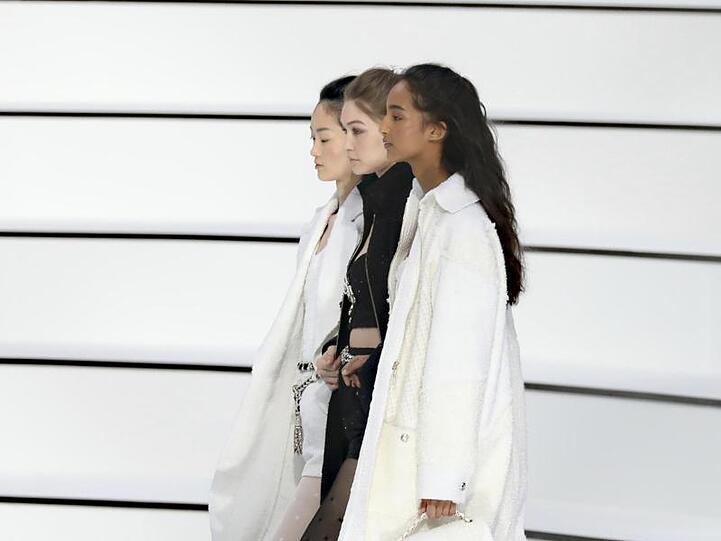 Minimalistische Outfits bei Chanel in Paris.