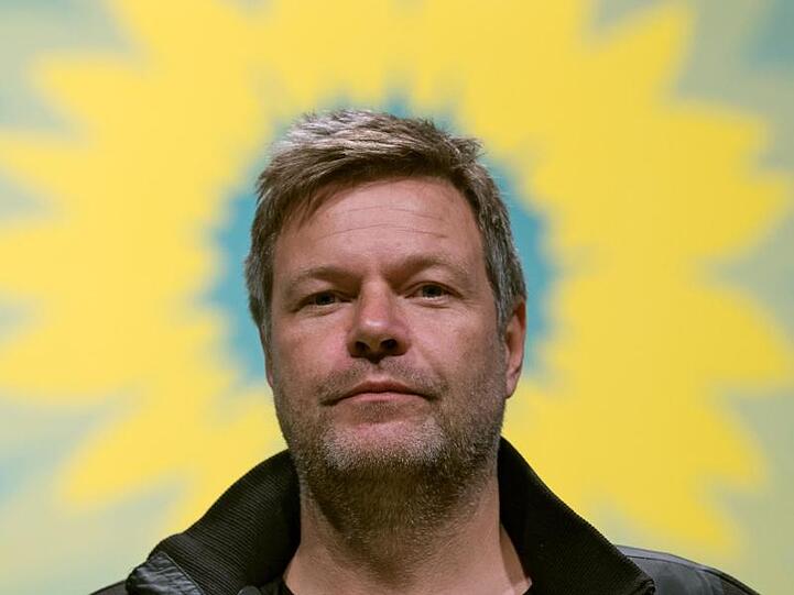 Der Grünen-Vorsitzende Robert Habeck schneidet im direkten Vergleich zu potenziellen Kanzlerkandidaten von Union und SPD am besten ab.