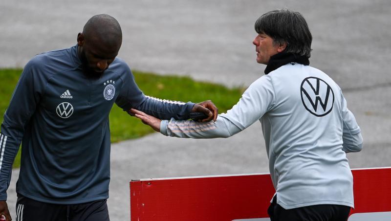 Welcome Champions-League-Sieger: Bundestrainer Joachim Löw (r) begrüßt Antonio Rüdiger in Seefeld.