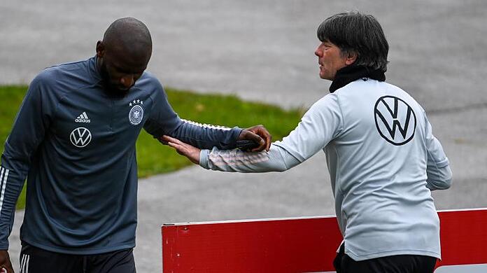 Welcome Champions-League-Sieger: Bundestrainer Joachim Löw (r) begrüßt Antonio Rüdiger in Seefeld.