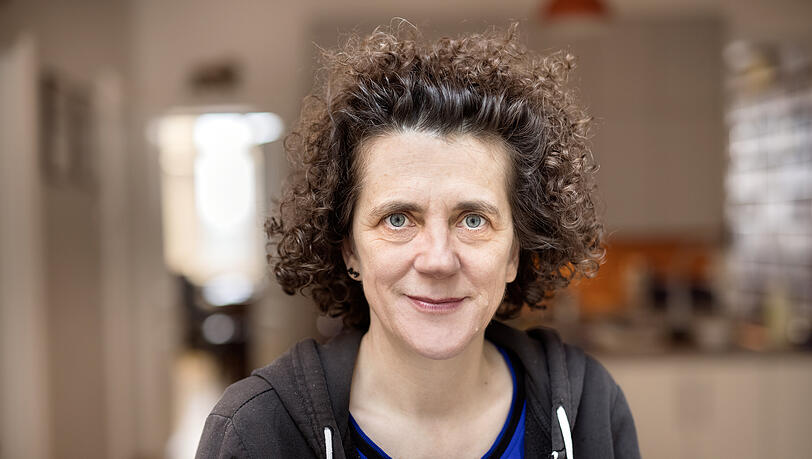 Die österreichische Komponistin Olga Neuwirth (53) verbindet in ihren Arbeiten feministische Anliegen mit einer multimedialen Praxis, so die Ernst von Siemens Musikstiftung.