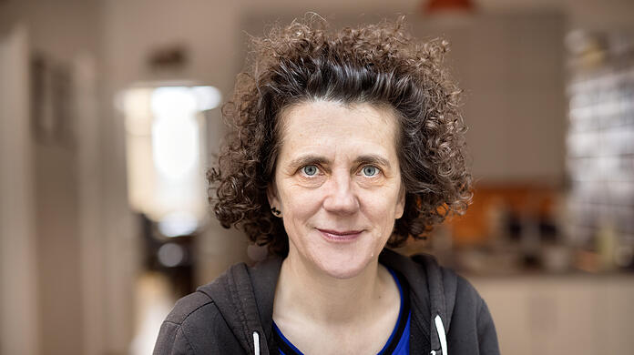 Die österreichische Komponistin Olga Neuwirth (53) verbindet in ihren Arbeiten feministische Anliegen mit einer multimedialen Praxis, so die Ernst von Siemens Musikstiftung.