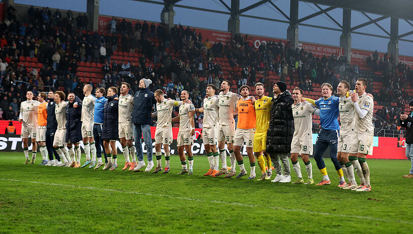 Die Löwen feiern mit den grob geschätzt 7000 Löwen-Fans im Ingolstädter Sportpark den Auswärtssieg, der gefühlt ein Heimerfolg ist. Die Löwen feiern mit den grob geschätzt 7000 Löwen-Fans im Ingolstädter Sportpark den Auswärtssieg, der gefühlt ein Heimerfolg ist.