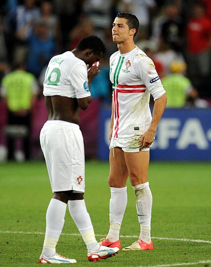 EM 2012: Halbfinalaus gegen Spanien. Wie bitter für Ronaldo - wieder gibt's keinen Titel mit Portugal. Diesmal scheiterte er im Elfmeterschießen an Spanien. Aber Cristiano hat nicht nur die Haare schön, keiner leidet so schön wie der Superstar von Real Madrid.