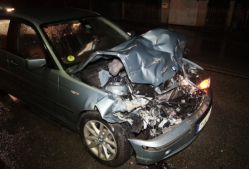 Trunkenheitsfahrt in Mühldorf am Inn: Ein BMW-Fahrer kracht auf einen parkenden Klein-Lkw. Die Bilder vom Unfallort