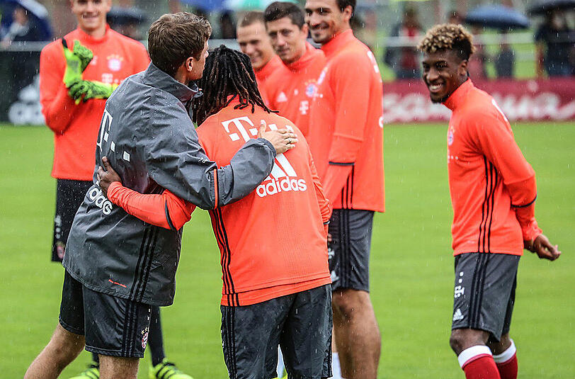 "Schaut mal, das ist der Neue": Thomas Müller mit Renato Sanches.