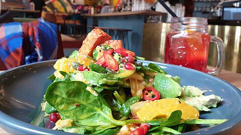 Bunter Salat im hippen Ambiente in der Goldenen Rakete.