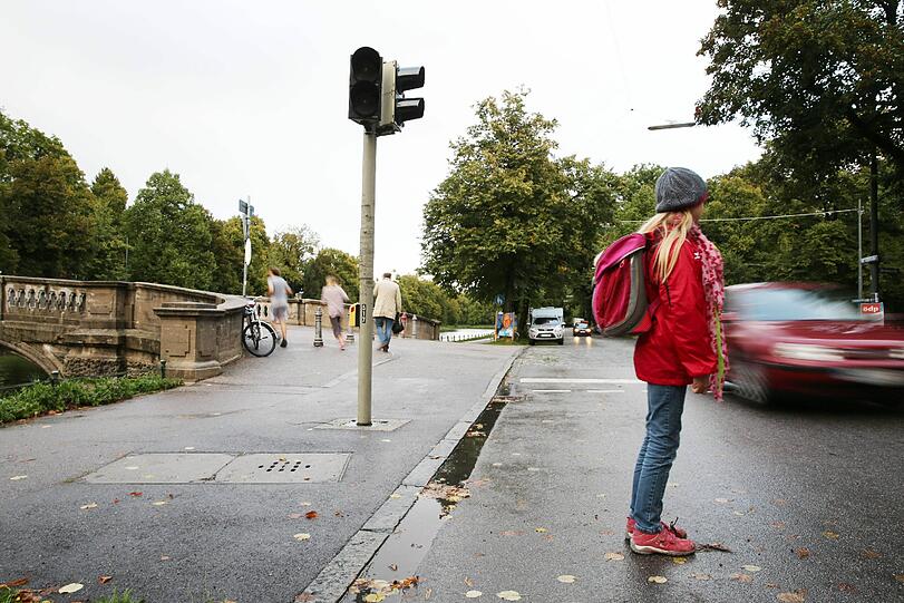 Viele Schulkinder überqueren die Auffahrtsallee an der Ampel. Zum Test war die Ampel ageschaltet. Viele Eltern sehen rot.