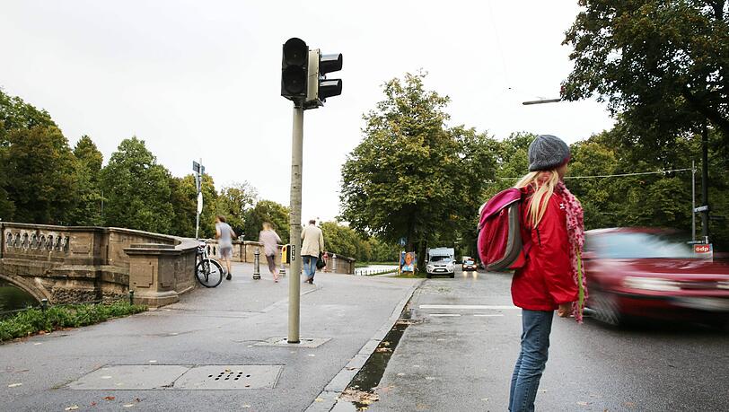 Viele Schulkinder überqueren die Auffahrtsallee an der Ampel. Zum Test war die Ampel ageschaltet. Viele Eltern sehen rot. Viele Schulkinder überqueren die Auffahrtsallee an der Ampel. Zum Test war die Ampel ageschaltet. Viele Eltern sehen rot.