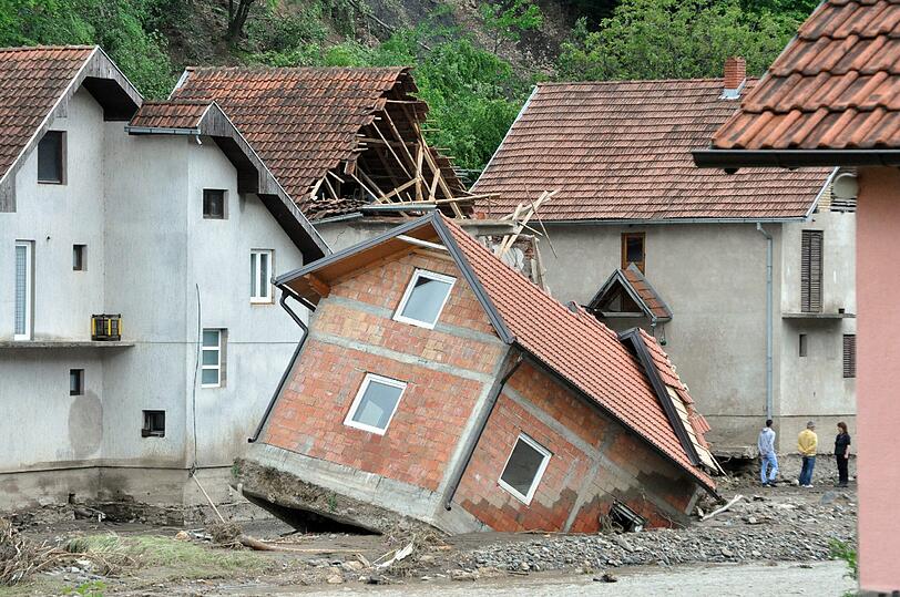 Ein Haus in Krupanj, 150 km südöstlich von Belgrad, Serbien, versinkt nach den massiven Überflutungen im Boden. Im Balkangebiet haben nach der Flut jetzt die Aufräumarbeiten begonnen.