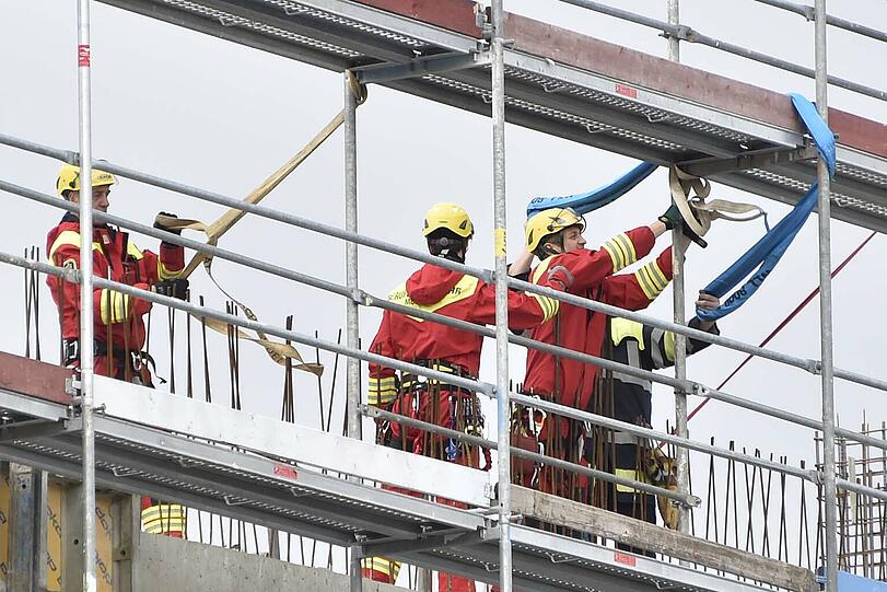Wackeliges Stahlgerüst: Während der Sicherungsarbeiten der Feuerwehr musste die Baumkirchner Straße drei Stunden gesperrt werden.