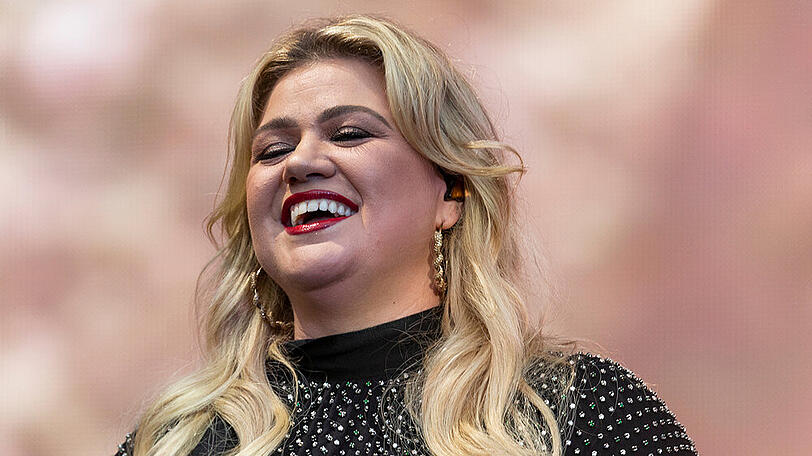 Kelly Clarkson darf sich über ihren ersten Daytime Emmy Award freuen.