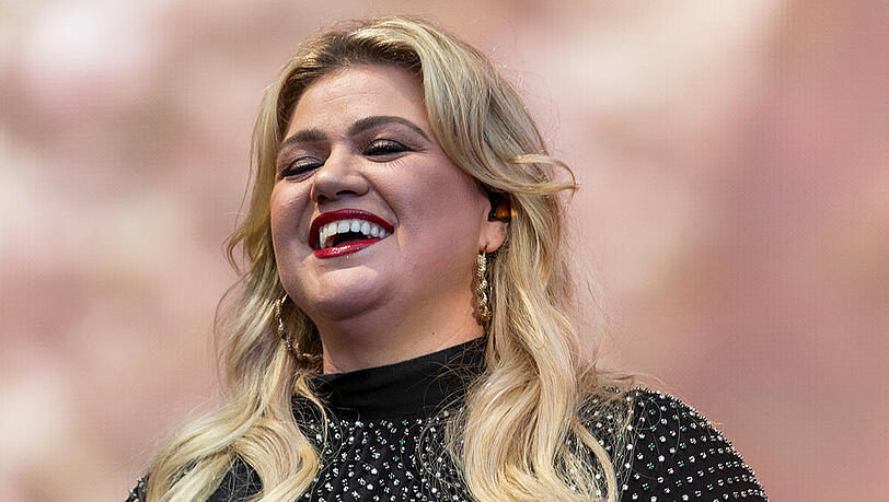 Kelly Clarkson darf sich über ihren ersten Daytime Emmy Award freuen. Kelly Clarkson darf sich über ihren ersten Daytime Emmy Award freuen.