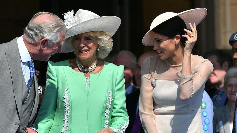 Prinz Charles, Ehefrau Camilla und Schwiegertochter Meghan bei einem Gartenfest im Buckingham Palace.