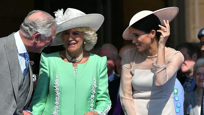 Prinz Charles, Ehefrau Camilla und Schwiegertochter Meghan bei einem Gartenfest im Buckingham Palace.