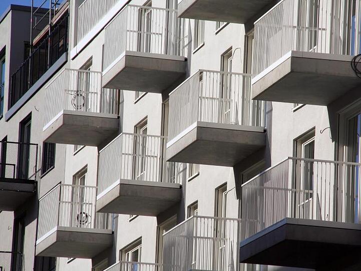 Sanierungen am und im Gebäude sorgen oft für Streit unter Wohnungseigentümern.