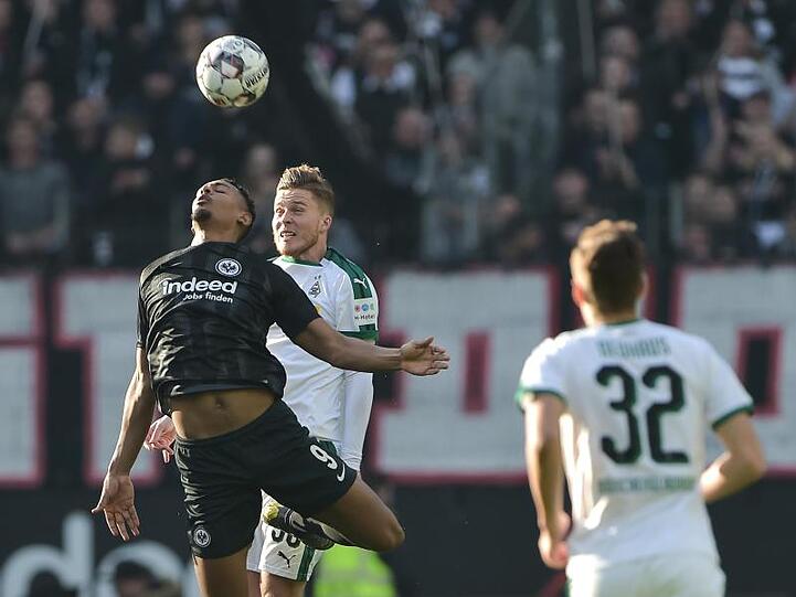 Frankfurt Sebastien Haller (l) gewinnt das Kopfballduell gegen Elvedi von Mönchengladbach.