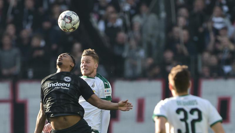 Frankfurt Sebastien Haller (l) gewinnt das Kopfballduell gegen Elvedi von Mönchengladbach.