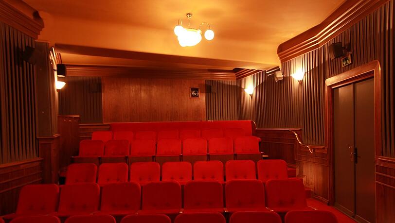 Noch gemütlicher als ein Wohnzimmer: Der frisch renovierte Saal 1 des Arena Kinos in der Hans-Sachs-Straße im Glockenbachviertel. Das Kino existiert an der Stelle seit 1912 und gehört damit zu den ältesten heute noch betriebenen Kinos Münchens und weltweit.