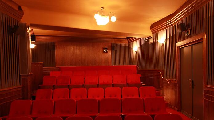 Noch gemütlicher als ein Wohnzimmer: Der frisch renovierte Saal 1 des Arena Kinos in der Hans-Sachs-Straße im Glockenbachviertel. Das Kino existiert an der Stelle seit 1912 und gehört damit zu den ältesten heute noch betriebenen Kinos Münchens und weltweit.