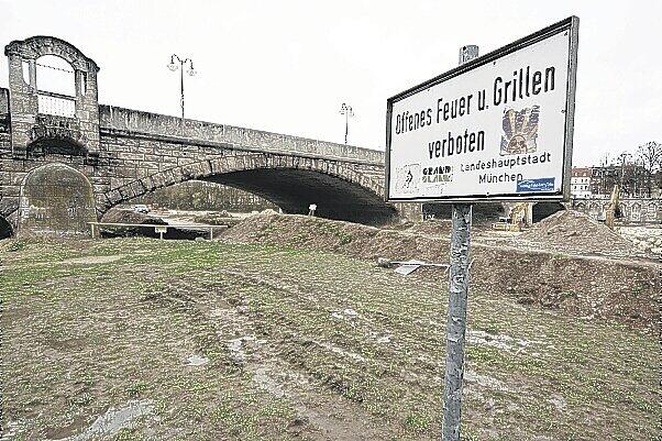 "Offenes Feuer und Grillen verboten" - Im Bereich der Wittelsbacher Brücke bleibt das auch so