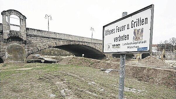 "Offenes Feuer und Grillen verboten" - Im Bereich der Wittelsbacher Brücke bleibt das auch so "Offenes Feuer und Grillen verboten" - Im Bereich der Wittelsbacher Brücke bleibt das auch so