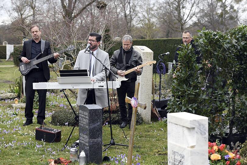 Auf dem Friedhof spielen die Cagey Strings drei Lieblingslieder von Ritchie.