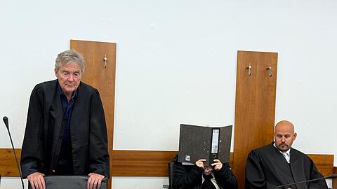 Die Angeklagte hatte sich mit einer gefälschten Approbationsurkunde eine Stelle als Narkoseärztin erschwindelt.