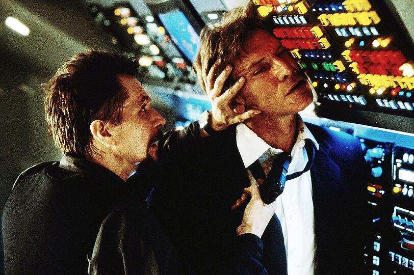 Der russische Terrorist Ivan Korshunov (Gary Oldman, links) bedroht US-Präsident Marshall (Harrison Ford). Der russische Terrorist Ivan Korshunov (Gary Oldman, links) bedroht US-Präsident Marshall (Harrison Ford).