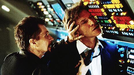 Der russische Terrorist Ivan Korshunov (Gary Oldman, links) bedroht US-Pr&auml;sident Marshall (Harrison Ford).