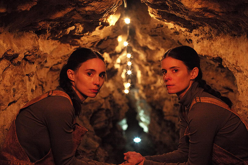 Auf verlorenem Posten: Rooney Mara (links) und Kate Mara in Werner Herzogs wirrem Film &bdquo;Bucking Fastard&ldquo; .