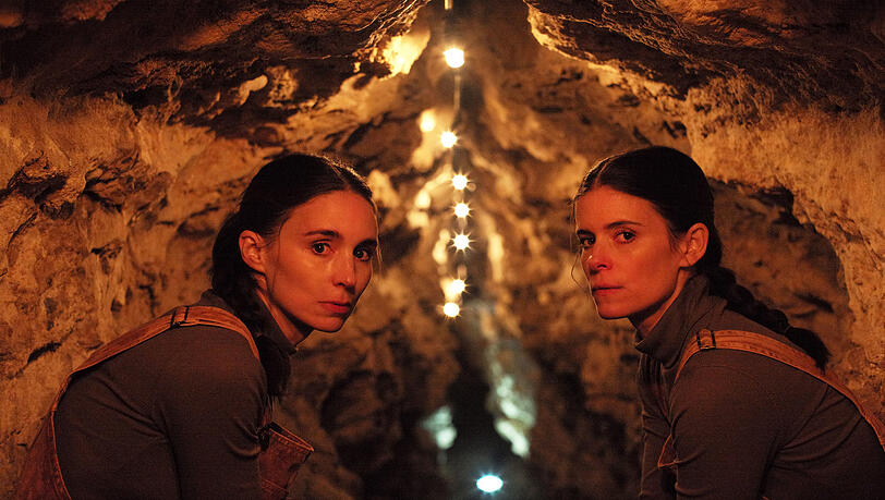 Auf verlorenem Posten: Rooney Mara (links) und Kate Mara in Werner Herzogs wirrem Film &bdquo;Bucking Fastard&ldquo; .