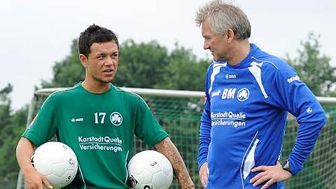&bdquo;Er hat uns anscheinend jahrelang etwas vorgemacht&ldquo;: Fürths Trainer Benno Möhlmann (re.) über Stephan Schröck.