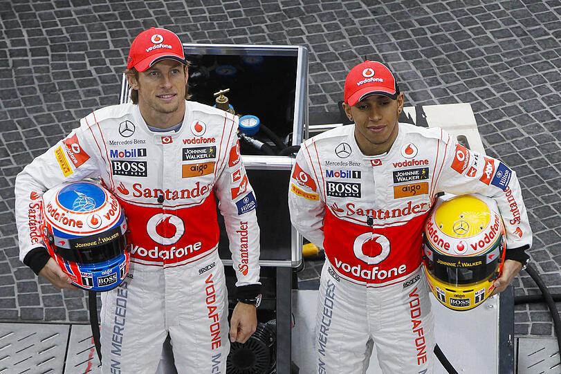 Lewis Hamilton (l) und Jenson Button präsentierten ihren neuen McLaren.