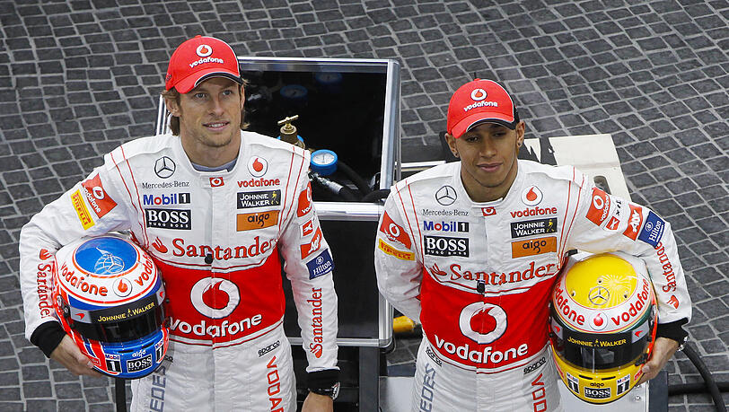 Lewis Hamilton (l) und Jenson Button präsentierten ihren neuen McLaren. Lewis Hamilton (l) und Jenson Button präsentierten ihren neuen McLaren.