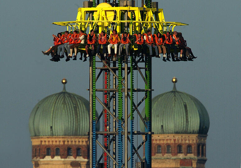Nur für die absolut Schwindelfreien ist der Power Tower II. Der größte transportable Freifallturm der Welt ist mit einem Fall aus knapp 70 Metern Höhe in weniger als fünf Sekunden nach unten bei Tempo 80 - auch das ist Weltrekord - die Attraktion unter den neuen Fahrgeschäften!