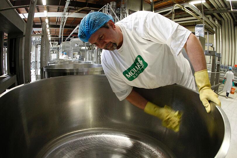 Mitarbeiter von Müller-Brot reinigen am Donnerstag (08.03.2012) im Produktionsgebäude der Müller-Brot GmbH in Neufahrn. Nach jahrelangen Hygieneproblemen hatten die Aufsichtsbehörden die Müller-Brot-Fabrik in Neufahrn bei München Ende Januar 2012 geschlossen. Wenige Wochen später meldete das Unternehmen Insolvenz an.