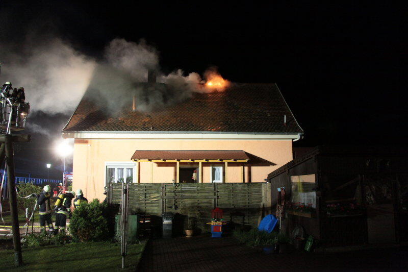 Ein Dachstuhl in Mettenheim steht in Flammen. Die Feuerwehr rückt mitten in der Nacht zum Löschen an. Die Bilder vom Einsatz.