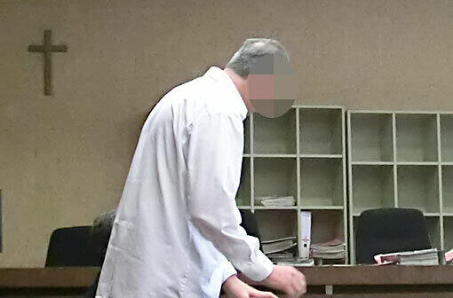 Der als Stalker angeklagte Erdogan C. (Hintergrund) im Gerichtssaal