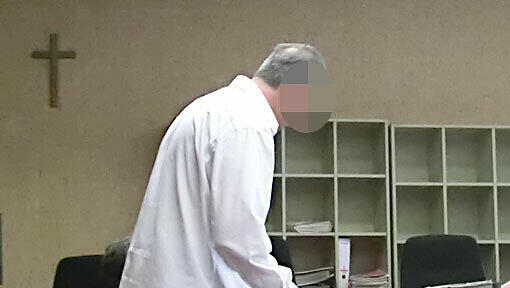 Der als Stalker angeklagte Erdogan C. (Hintergrund) im Gerichtssaal Der als Stalker angeklagte Erdogan C. (Hintergrund) im Gerichtssaal