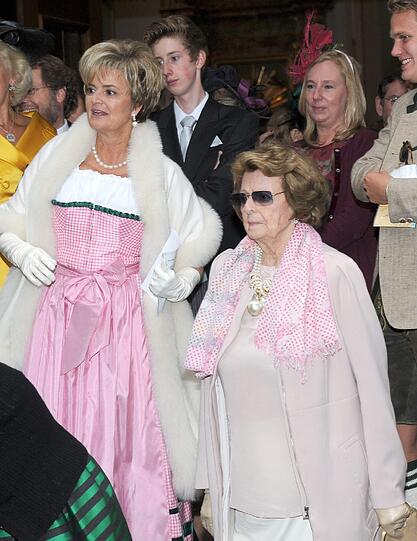 Fürstin Gloria von Thurn und Taxis (l) und ihre Mutter Gräfin Beatrix von Schönburg-Glauchau (r) bei der Hochzeit von Prinzessin Maria Theresia in Tutzing.